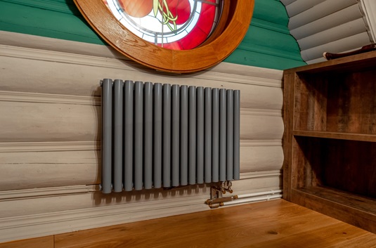 Трубчатый радиатор отопления в гостиной